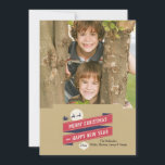 嬉しい休日の写真カード シーズンカード<br><div class="desc">黄褐色の背景はメッセージ"メリークリスマスおよび明けましておめでとう"が付いている赤いリボンを握ります。  サンタおよび彼のそりは背景でシルエットを描かれ、クリスマスのオーナメントは年を保持します。 

カードは6つのペーパータイプのあなたの言葉遣い、フォント、フォント色、ペーパー形の選択および選択とカスタマイズ易いです。  含まれている白い封筒。

あなたのカードオンラインを設計し、発注することについて神経質か。  心配する必要性無し。  あなたの完全な順序を置く前に私達の印刷および紙の質を見るサンプルとしてちょうど順序1のカード。

丁度どんなあなたは捜すことか。  私達のプロダクトはすべてあなたの必要性を追加料金なしで満たすためにカスタム設計することができます。

askcottonlamb@gmail.comで私達に単に連絡して下さい

利用できる調整プロダクト:</div>