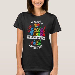 子どもができることを聞くには特別な人が必要だ Tシャツ