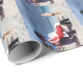 子どもがサンタクロースをビーチに座って見る ラッピングペーパー (ロールコーナー)