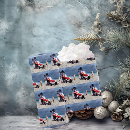 子どもがサンタクロースをビーチに座って見る ラッピングペーパー