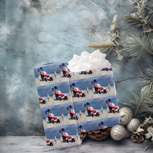 子どもがサンタクロースをビーチに座って見る ラッピングペーパー