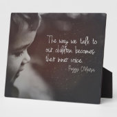 子どもたちに話し掛ける フォトプラーク (側面)