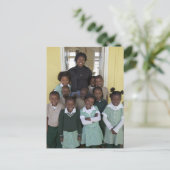 子どもたちのグループが立っている ポストカード (スタンド正面)