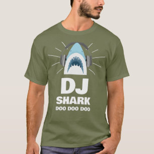 子どもにヘッドホンをつけたかわいいDJベビーシャーク 過去記事 Tシャツ