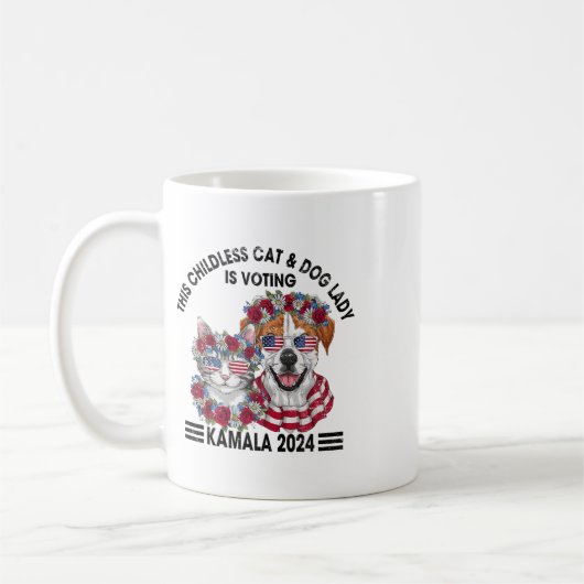 子どものいない猫と犬のレディがカマラハリスに投票している コーヒーマグカップ (左)