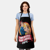 子どものいない猫の女性投票ドッグザ・リベッター・ドッグ エプロン (着用した状態)
