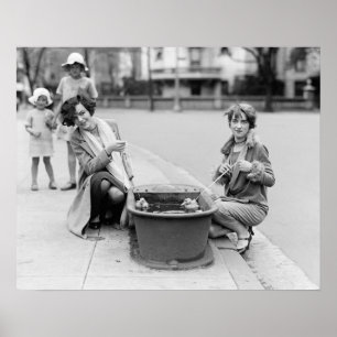 子どものアヒルと遊ぶ女の子たち 1927年 昔の写真 ポスター