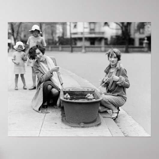子どものアヒルと遊ぶ女の子たち 1927年 昔の写真 ポスター (正面)