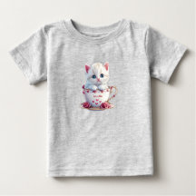 子どものカップの子猫とピンクの花のベビーTシャツ