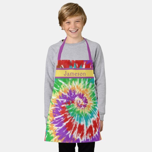 子どものネクタイ染め虹の渦巻き – パーソナライズされた エプロン (着用した状態)