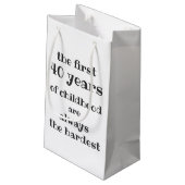 子どもの最初の40年間が最も難しい スモールペーパーバッグ (裏面アングル)