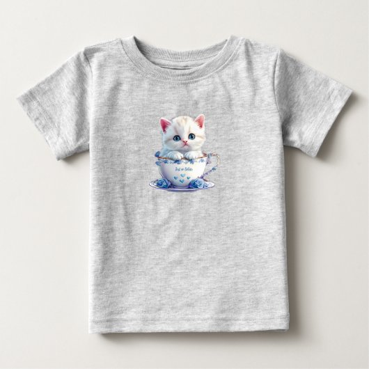 子どもの青い花のカップの子猫Tシャツ ベビーTシャツ (正面)