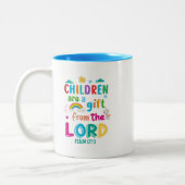 「子どもは贈り物だ」 – オーダーブルー ツートーンマグカップ (左)