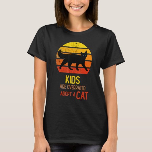 子どもも猫も引用文子も猫を飼い過ぎている Tシャツ (正面)