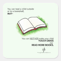 子どもを書棚の外に連れて行く