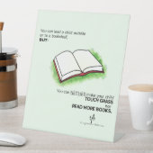 子どもを書棚の外に連れて行く 台座サイン (インサイチュ)