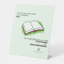 子どもを書棚の外に連れて行く