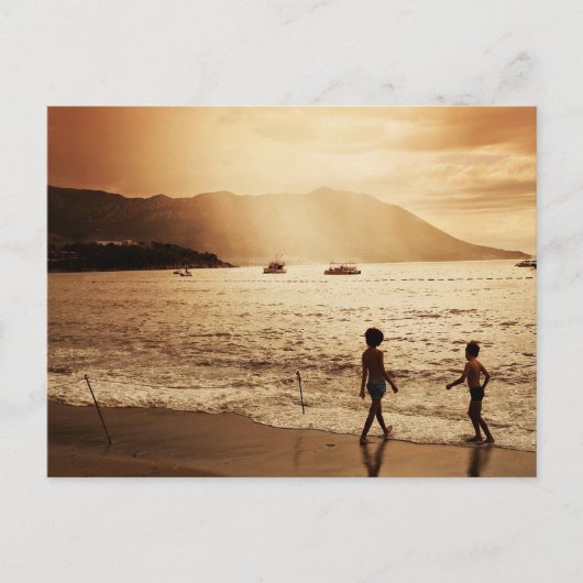 子ども遊がビーチにセピア色で ポストカード (正面)