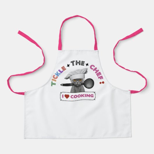 子ども達がシェフをくすぐる猫エプロンおもしろいピンクレター エプロン (正面)