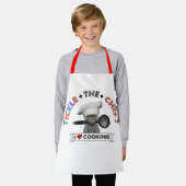 子ども「シェフをくすぐる」猫エプロンおもしろいレッド文字 エプロン (着用した状態)