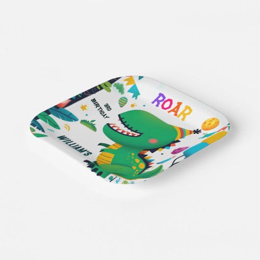 子よくはしゃぐ供かわいい男の子T 3レックス3日 ペーパープレート (傾斜あり)