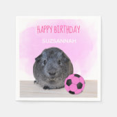 子ガーリー誕生日ギニアピッグピンクサッカーボール スタンダードカクテルナプキン (正面)