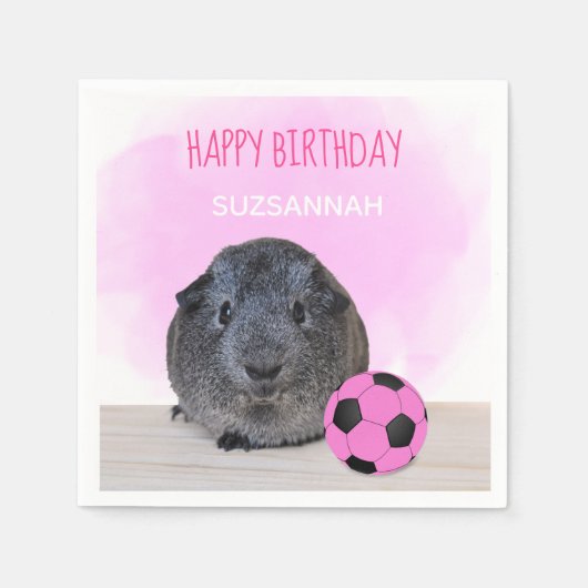 子ガーリー誕生日ギニアピッグピンクサッカーボール スタンダードカクテルナプキン (正面)