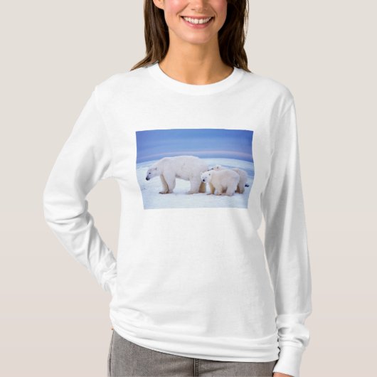 子グマと母ホッキョクグマ Tシャツ (正面)