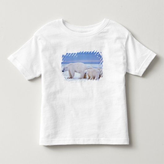 子グマと親のホッキョクグマ トドラーTシャツ (正面)
