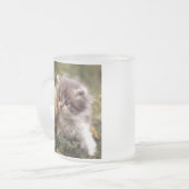 子ネコおよびベビーのひよこのマグ フロストグラスマグカップ (正面左)