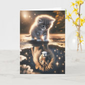 子ネコが水たまりを見る カード (黄色い花)