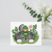 子ネコとレプレシャンが四つの葉のクローバーを見つける ポストカード (スタンド正面)