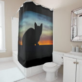 子ネコのシルエットの日没の空 シャワーカーテン (インサイチュ)