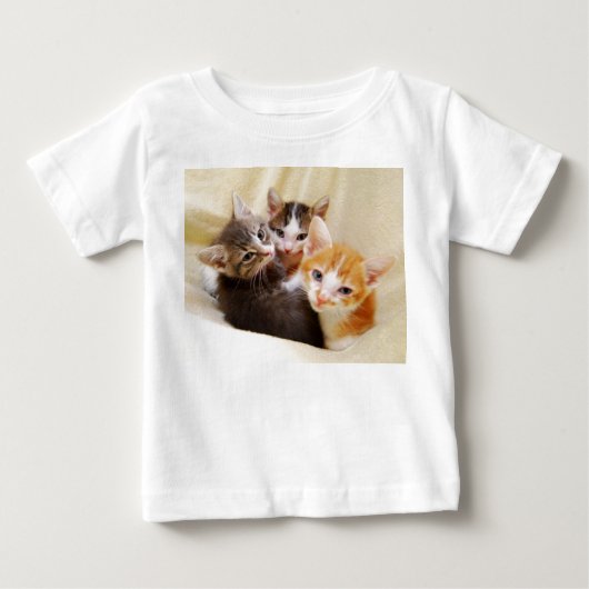 子ネコのトリオのベビーのワイシャツ ベビーTシャツ (正面)