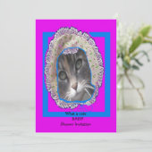 子ネコの身に着けているボンネットのベビーシャワー 招待状 (スタンド正面)