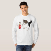 子ネコはあなたのクリスマスツリーを飾ります Tシャツ (正面フル)