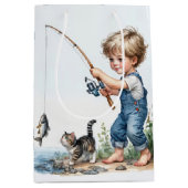 子ネコを持つ小さな男の子魚釣り ミディアムペーパーバッグ (正面)
