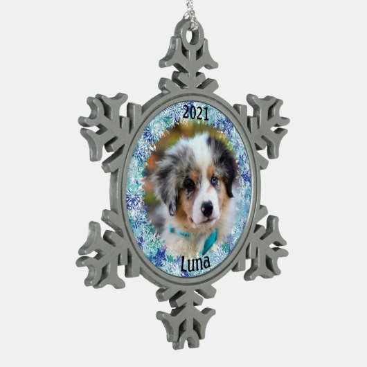 子パーソナライズされた犬の初めてのクリスマス写真 スノーフレークピューターオーナメント (左)
