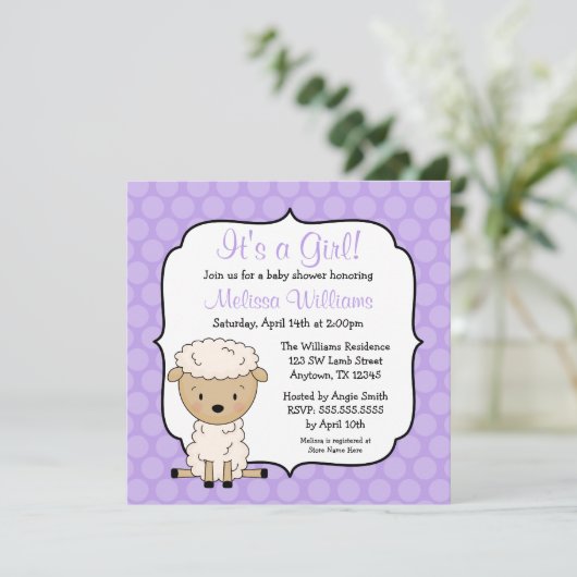 子ヒツジの紫色は女の子のベビーシャワー招待状に点を打ちます 招待状 (スタンド正面)