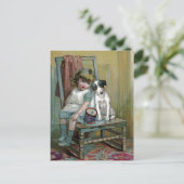 子ビクトリアン犬が太鼓を鳴らして悲しむ ポストカード (スタンド正面)