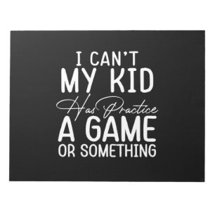 子供がゲームか何かの練習を持っている女性 ノートパッド