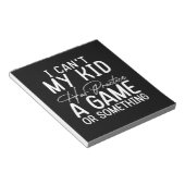 子供がゲームか何かの練習を持っている女性 ノートパッド (アングル)