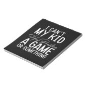 子供がゲームか何かの練習を持っている女性 ノートパッド (回転)