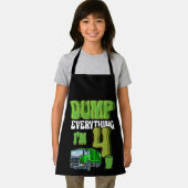 子供がゴミをリサイクル4年ごみトラック4th エプロン (インサイチュ)