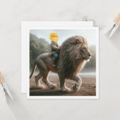 子供がライオンに乗って、あなたの顔をカードに載せて カード (正面/裏面インサイチュ)