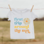 子供が最初に日のまわりにのTシャツを旅行 ベビーTシャツ<br><div class="desc">太陽のまわりにのTシャツを旅する</div>