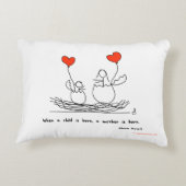 "子供が生まれるとき、母は生まれます"。 枕 アクセントクッション (裏面)