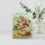 子供たちがカボチャを彫る コーンの山 シーズンポストカード (スタンド正面)