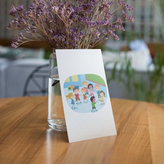 子供たちが教室で遊んでいる 招待状