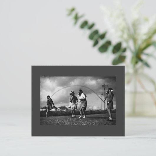 子供たちが縄跳びをしながらガス仮面をしている ポストカード (スタンド正面)